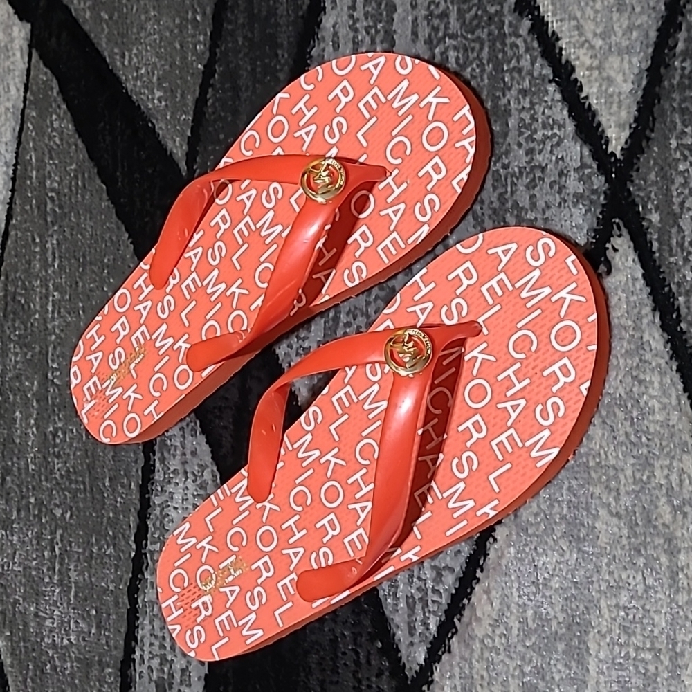 MICHAEL MICHAEL KORS METAL LOGO FLIP FLOPS SANDALS